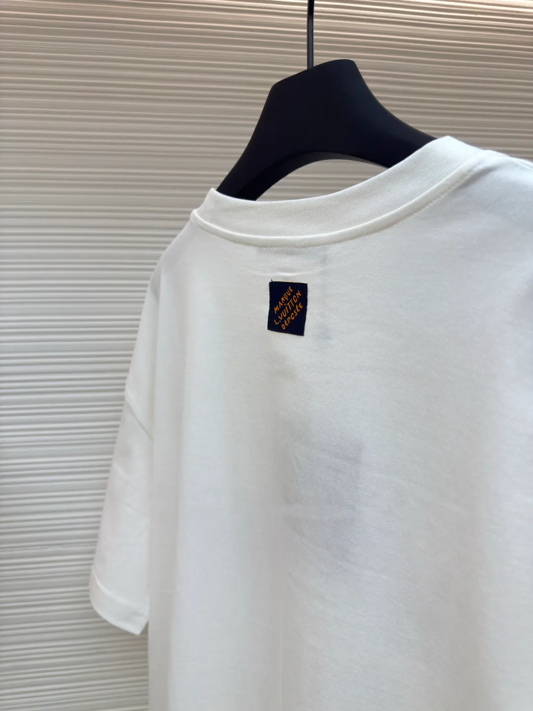 LOUIS VUITTON flocked letter printed T-shirt ●Authentic product: purchased and developed for 7400 ●Item number: 1680273-A05 ●Fabric: flocked fabric ●Technology: Printing production ●Version: fitted version ●Weight: about 240 grams ●Size: XS-S-M-L ●Description: The fabric is made of 40s double-ply long-staple cotton plain weave. The fabric surface is treated with dust-free wool wadding. The finished fabric is passed through a mercerizing machine to increase the gloss of the fabric. It is matched with 32s double-ply cotton cover silk cylindrical open rib, and the front panel is made of Made of nylon velvet material, the pattern is laser-engraved and cut by scanning the Y-pattern pattern, and it is integrated with an electric hydraulic thermostatic machine for pressing. The back is equipped with a white silk material yarn-dyed square mark, and the inner wash mark is equipped with the new 2025 square woven mark. The overall wiring is straight and delicate, the fabric is comfortable and soft, and the color is consistent without color difference. It can be matched with the same style to create a fashionable look and control various occasions. Customized accessories, complete with three standards, same style for men and women!